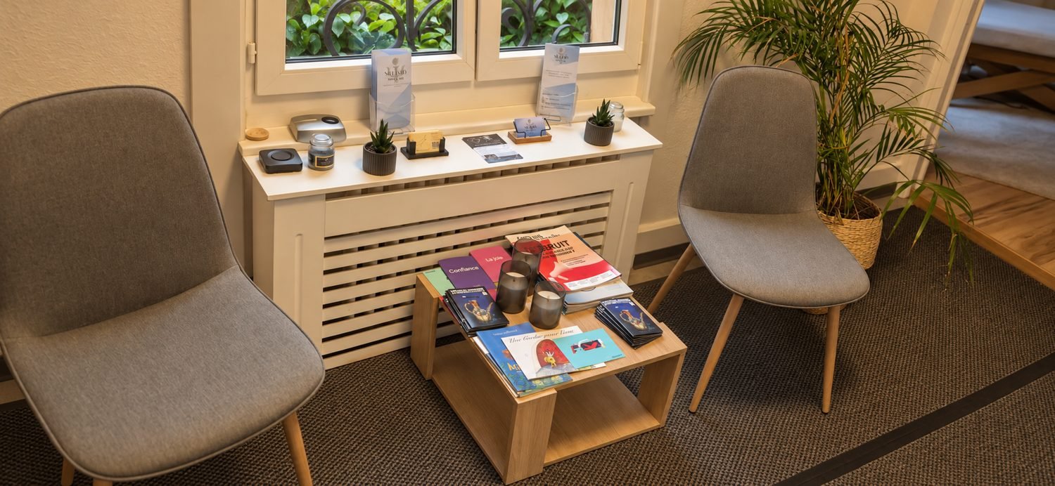 Salle d'attente : table basse avec lectures et bougies