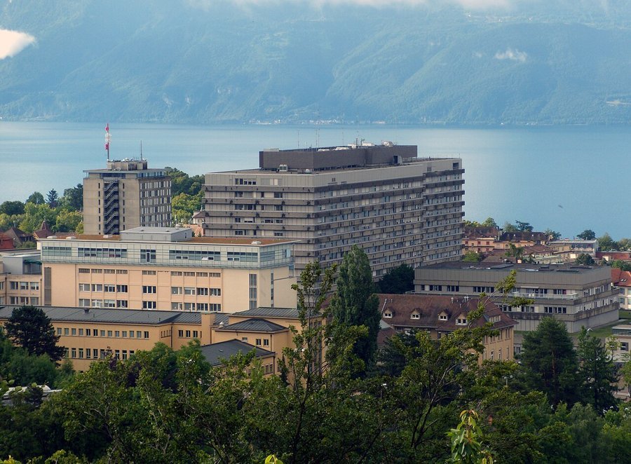 Le CHUV à Lausanne, avec le lac Léman en arrière-plan
