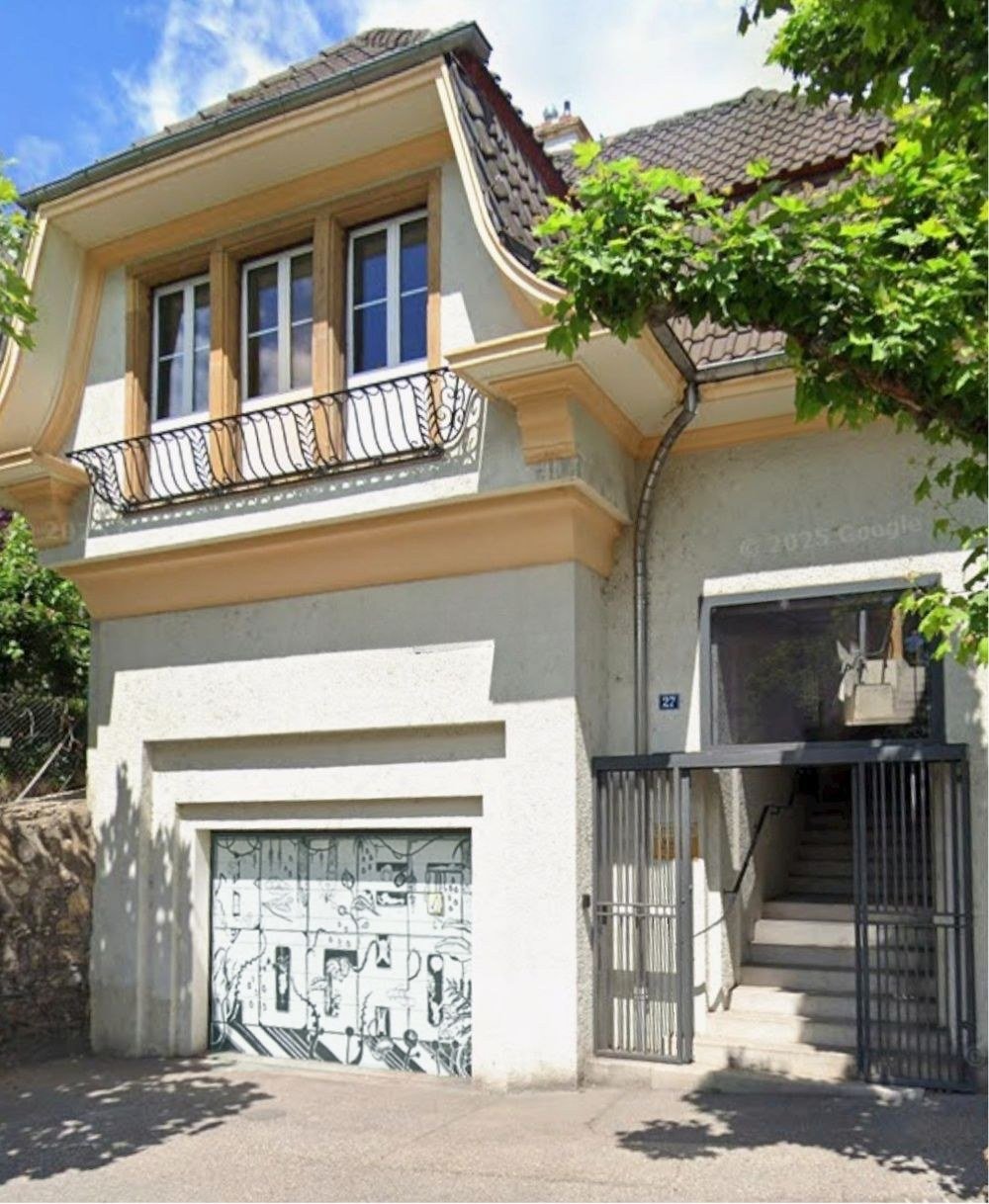 Façade de l'Avenue de la Gare 27 à Neuchâtel, entrée à droite du garage